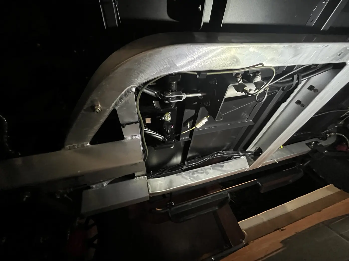 Estructura lateral curva y refuerzos soldados del chasis de aluminio ELUX
