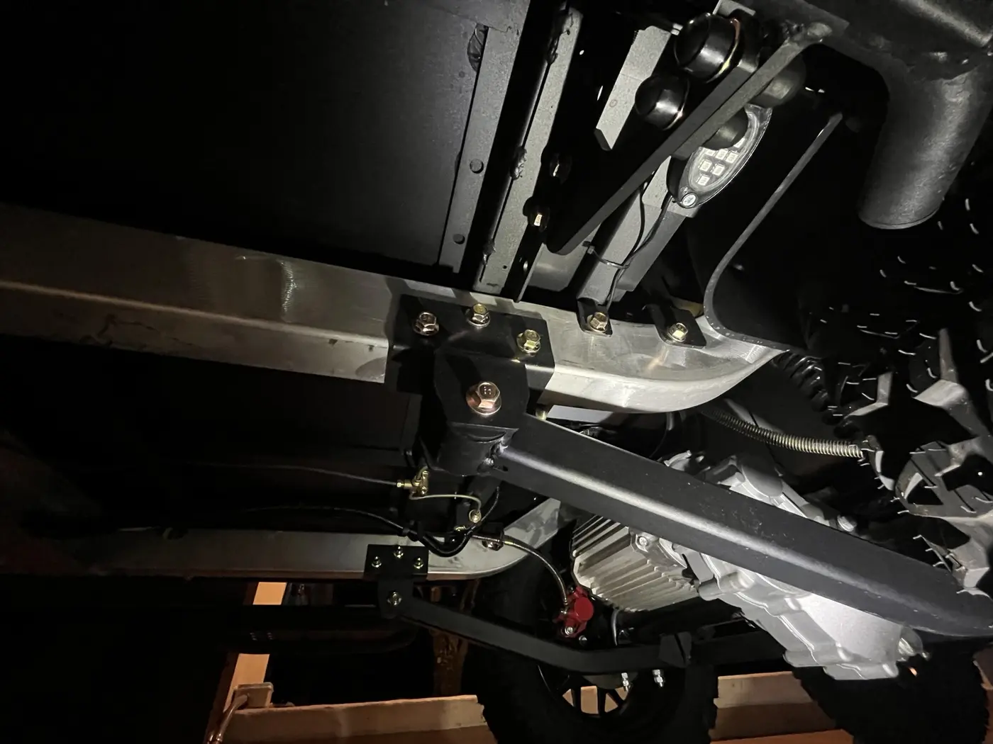Chasis de aluminio ELUX junto al motor eléctrico y componentes de suspensión