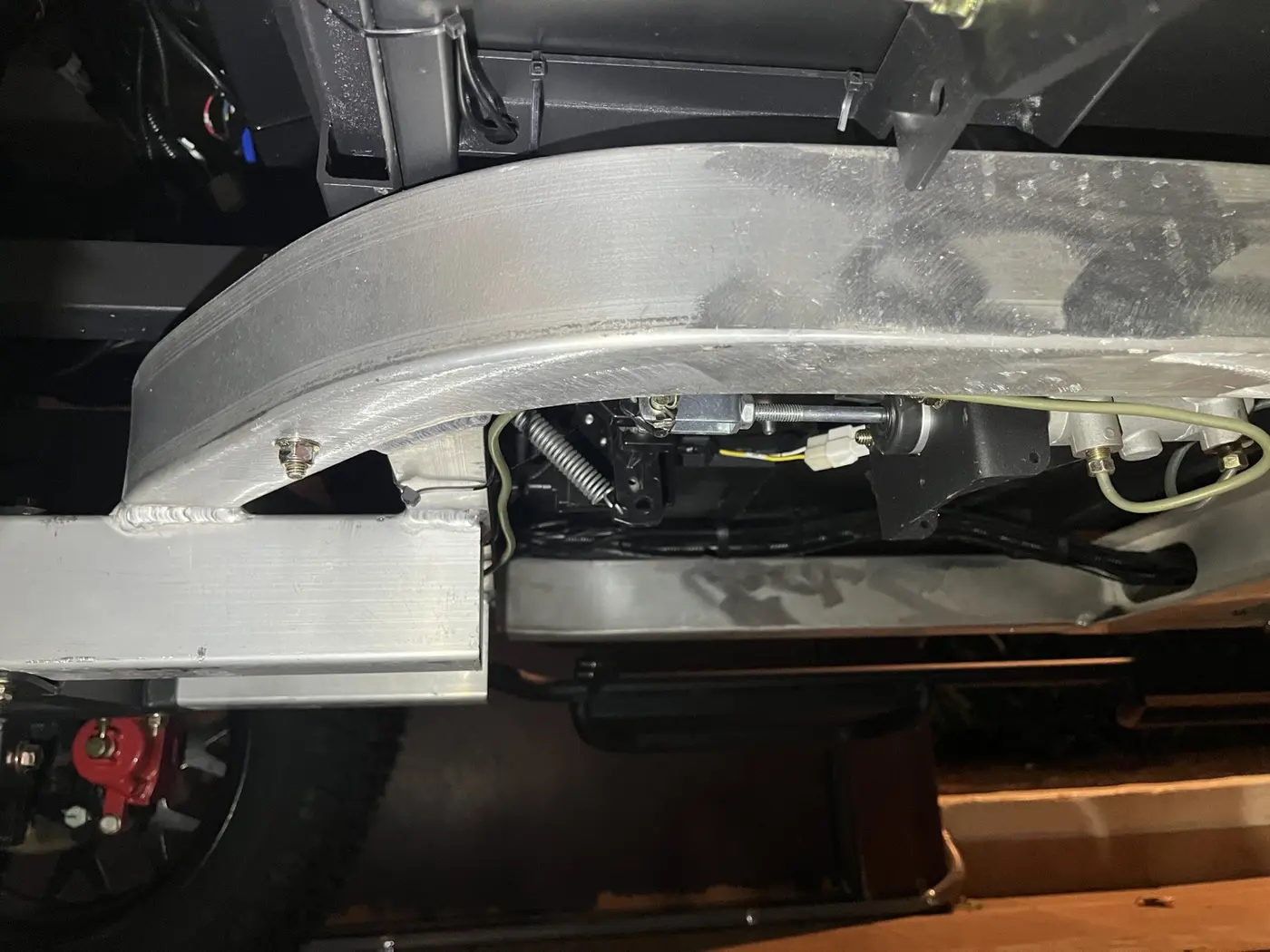 Estructura curva, refuerzo y uniones soldadas del chasis de aluminio ELUX