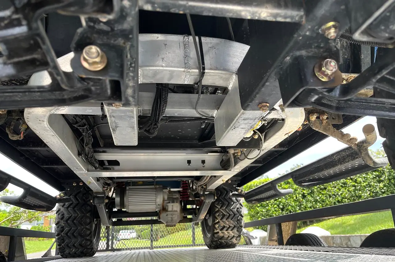 Vista inferior completa del chasis de aluminio del vehículo eléctrico ELUX